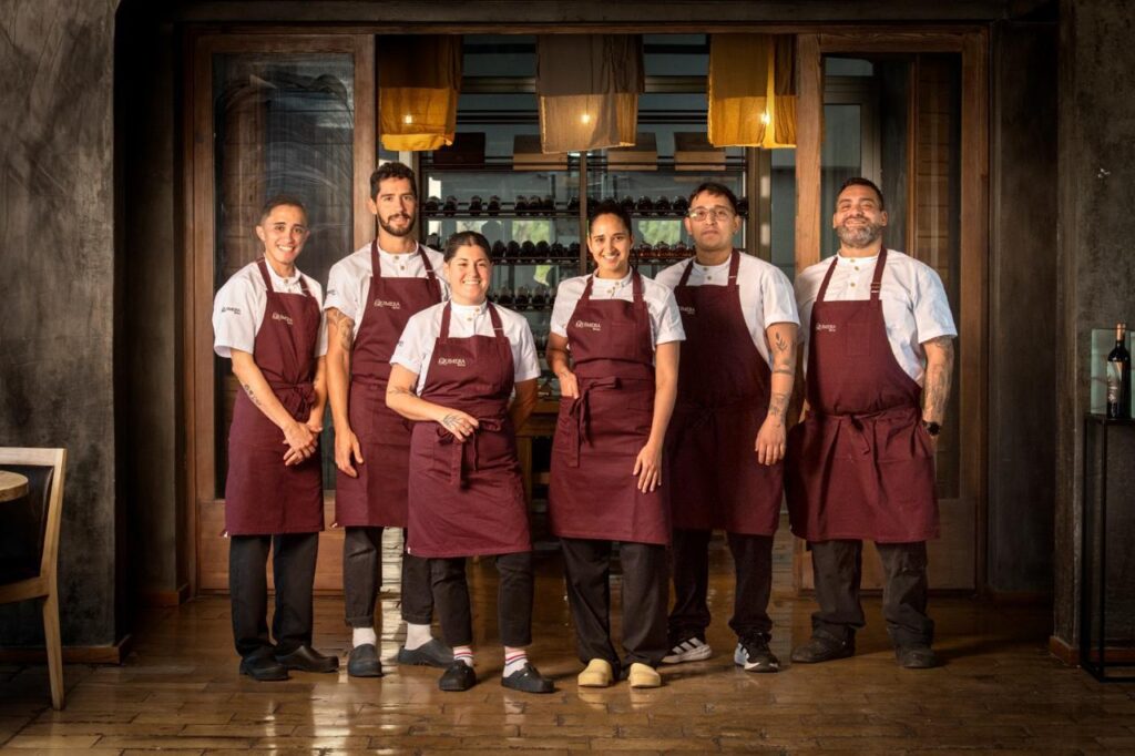 Julieta Argento junto al equipo de cocina de Quimera Bistro en Bodega Achaval Ferrer