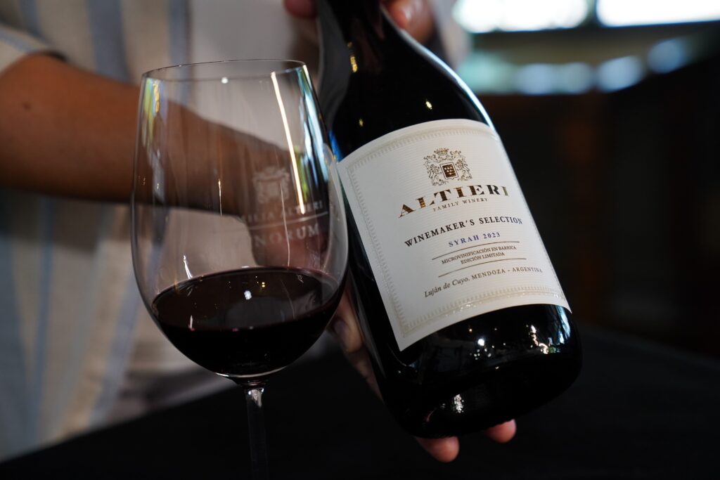 Botella de Vinorum Winemaker’s Selection Syrah de Altieri Family Winery, edición limitada de 1000 botellas.