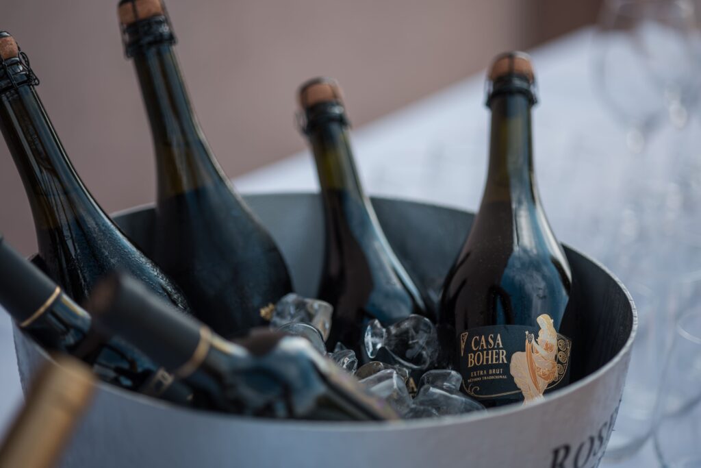 Botella de Casa Boher Extra Brut preparada para el evento de San Valentín en Mendoza.