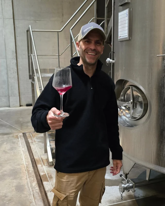 Caminos del vino

Último día recorriendo Provincia de Buenos Aires 

En la primera foto estamos en @castelconegliano con @mendukocerdan (foto) Completan el equipo @tomasstahringer  @facubonamaizon
Una de las bodegas más lindas de Argentina. 

Gracias @cesarcardenas1984 por compartir tus conocimientos de todas las zonas vitivinícolas del BA.

Sin dudas el que más sabe de cada rincón de Provincia de Buenos Aires.